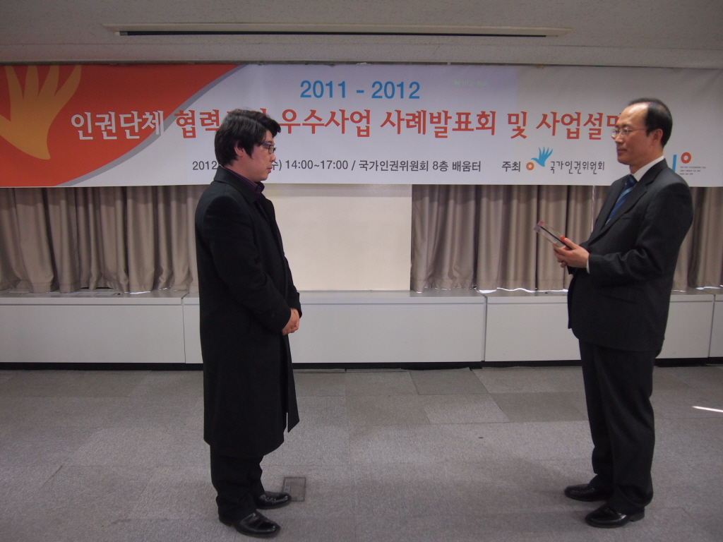  '2011 우수사업 선정 기념패' 를 수여받는 한국웹접근성평가센터 안동한 팀장 