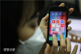 시각장애인 하유리씨가 지난 12일 자신의 휴대전화 속 배달앱을 이용해 음식을 주문하는 모습을 기자에게 보여주고 있다.
