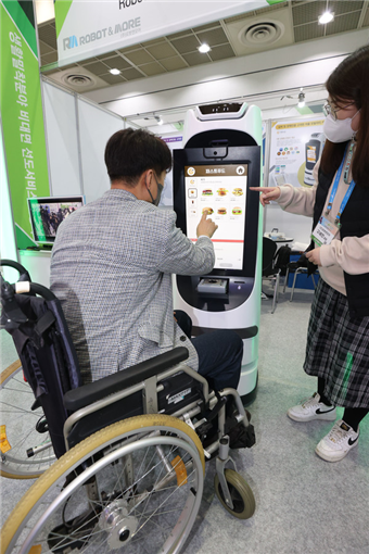 장애인을 위한 자율형 모빌리티 키오스크를 시연하는 모습의 사진-출처 연합뉴스