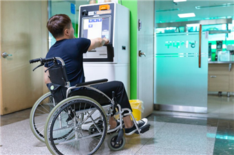 휠체어 장애인이 키오스크를 조작하는 참고사진 - 출처 헤럴드경제